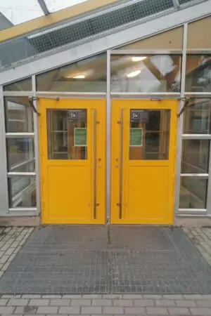 Dörrar till skolutrymmen