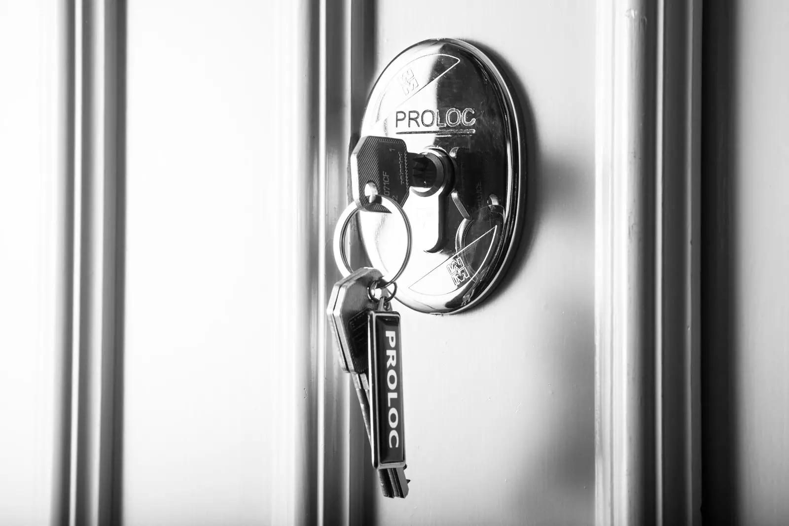 Närbild på nyckel i lås i en PROLOC® säkerhetsdörr i Stockholm.